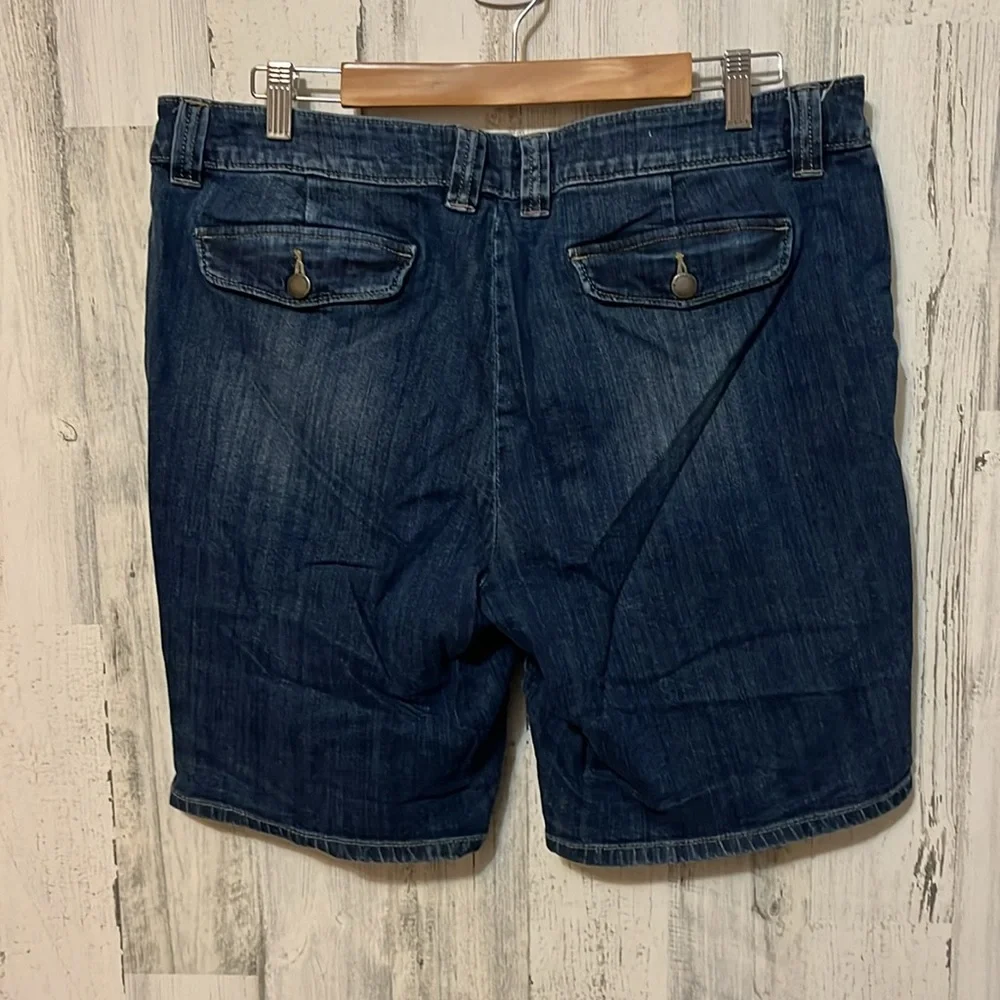 D2- Size 16 - Liz Claiborne Dark jean shorts classic fit stretchy pockets